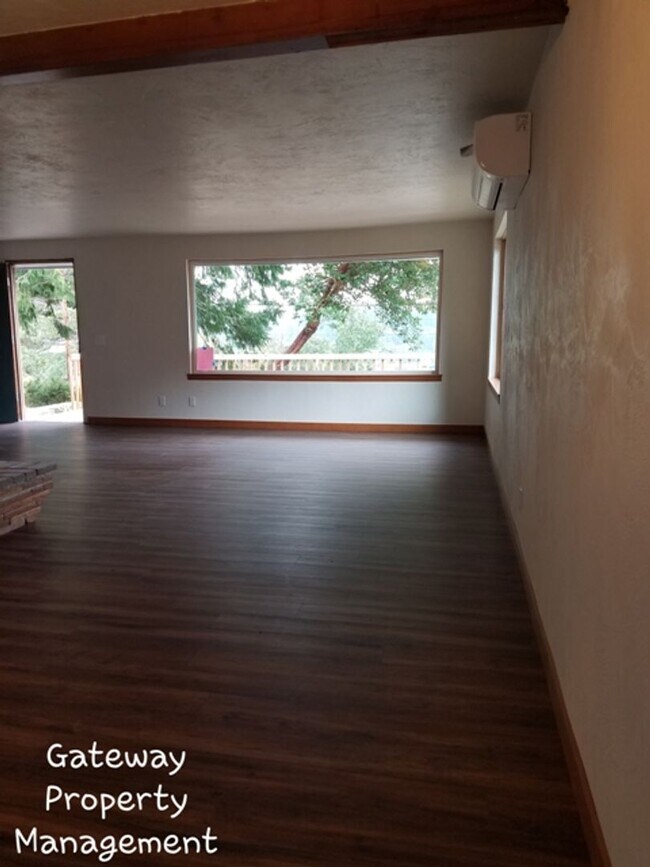 Building Photo - 3 Bedroom in town with a view!