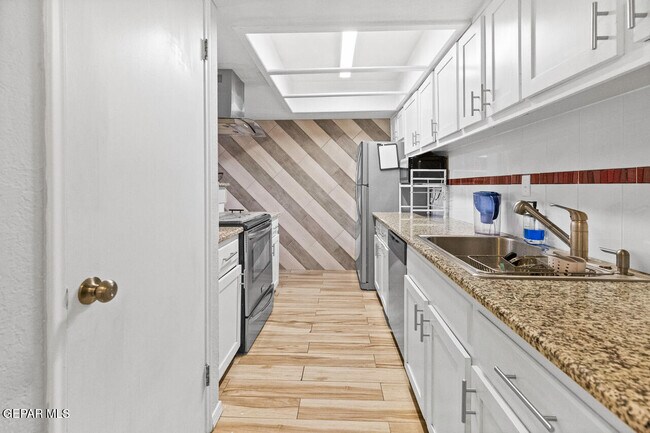 Building Photo - 6201 Escondido Dr