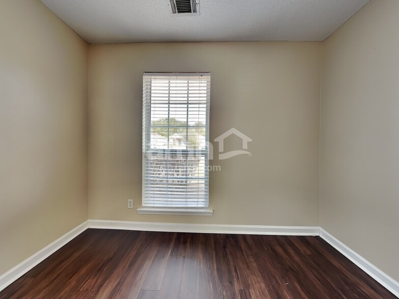 Building Photo - 109 W Tahoe Dr