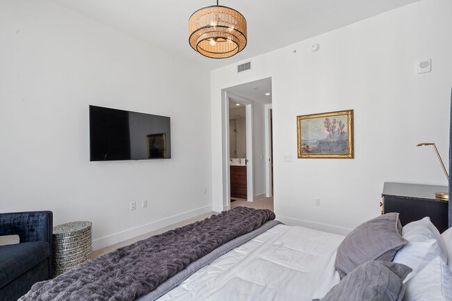 Building Photo - 301 1st St S