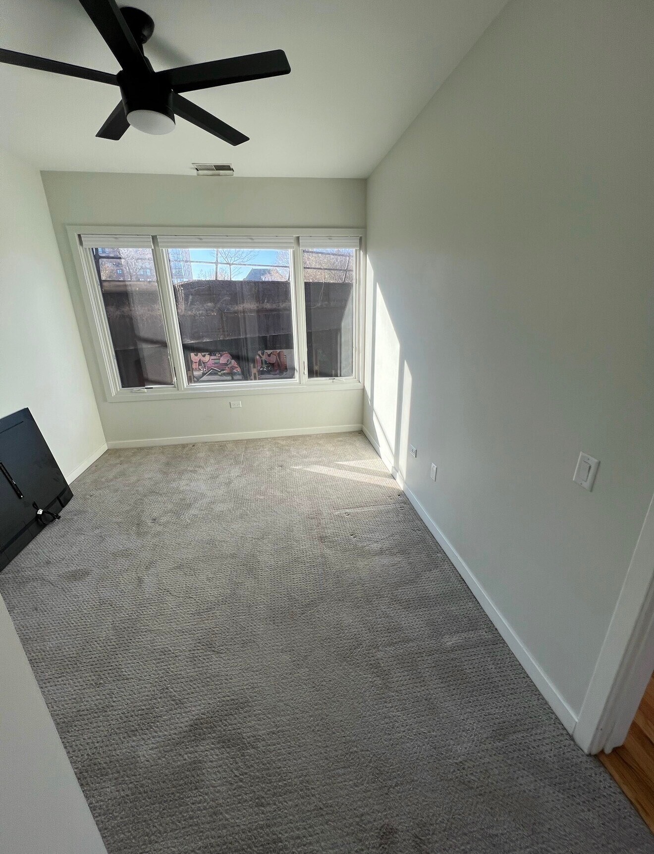 Building Photo - 912 W Chicago Ave