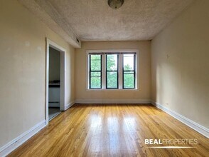 Building Photo - 2 bedroom in CHICAGO IL 60657