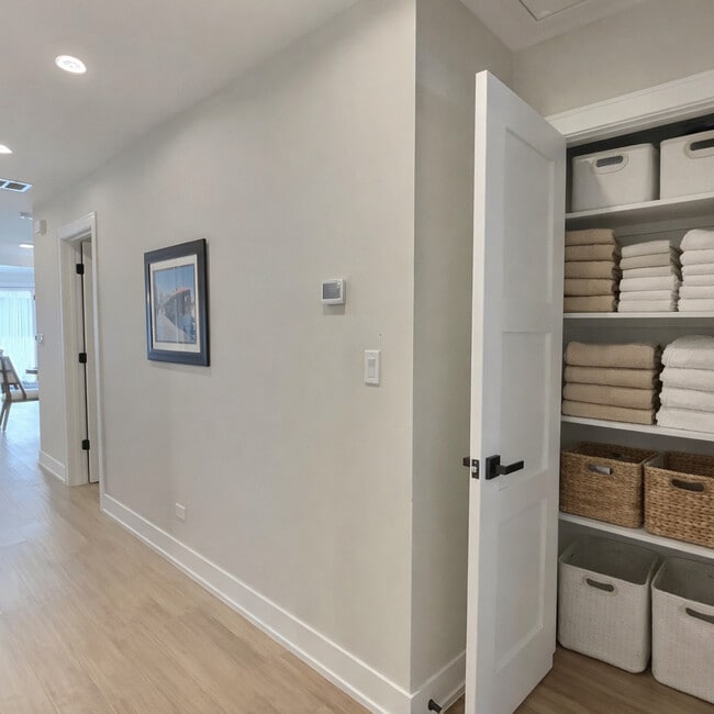 Building Photo - 5245 W Ardmore Ave