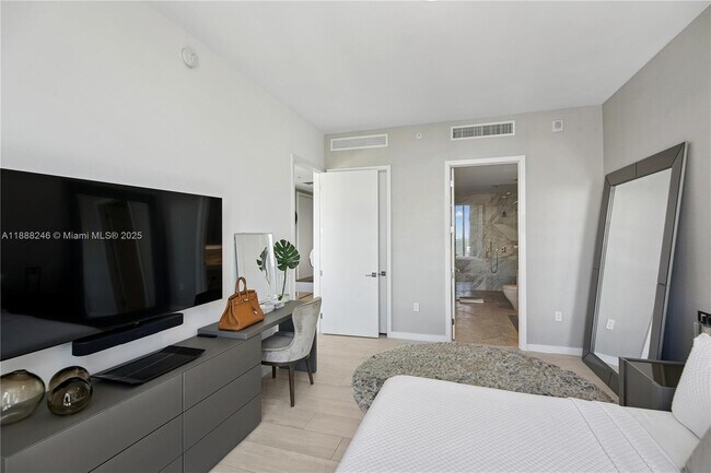 Building Photo - 2831 S Bayshore Dr