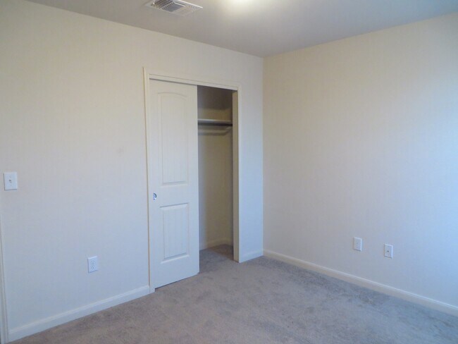 Building Photo - 3 Bedroom 2.5 Bathroom: Georgetown- Pinnacle Home