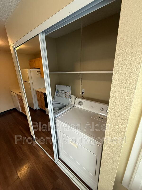 Building Photo - 4075 SE Holgate Blvd