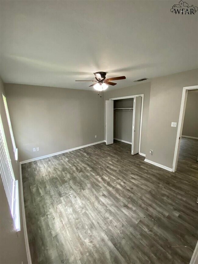 Building Photo - 5405 Hooper Dr