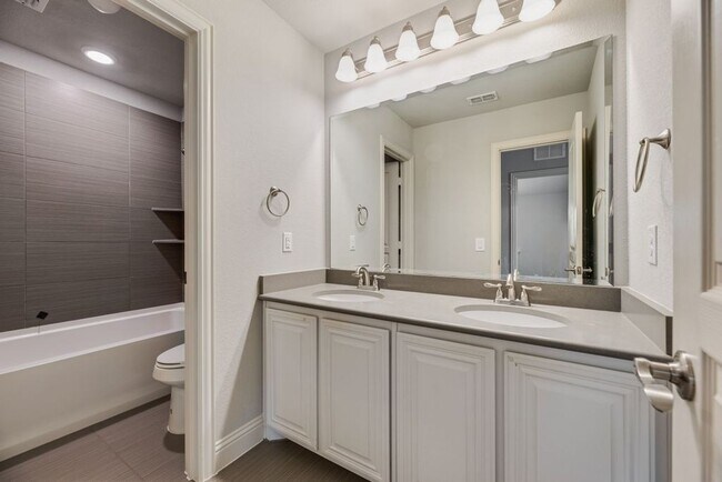 Building Photo - Charming 4-Bedroom plus office Home in Kreymer Estates