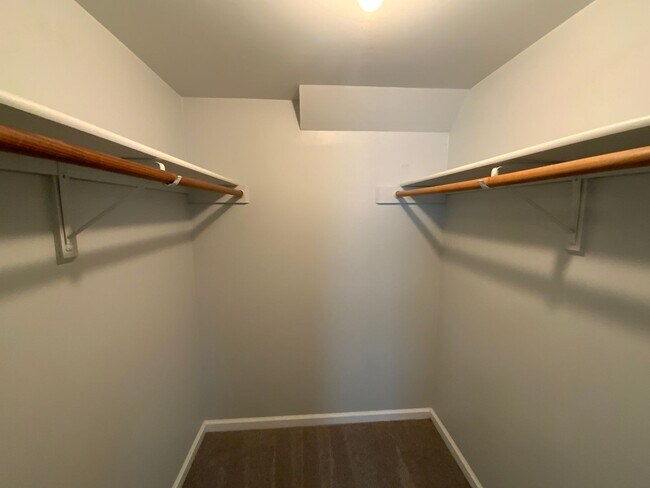 Building Photo - 4623-4623 W Bainbridge Dr