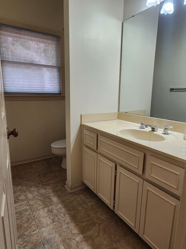 Building Photo - **AVAILABLE IN JUNE ** Landings Executive 3 Bedroom home