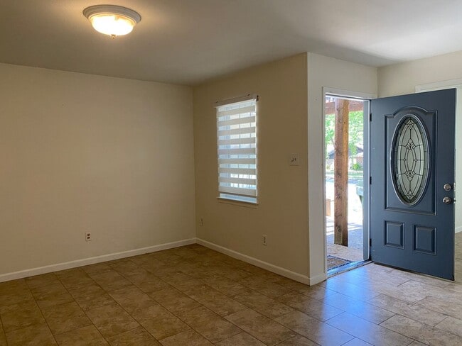Building Photo - ***$500 off First Full Months rent with mo...