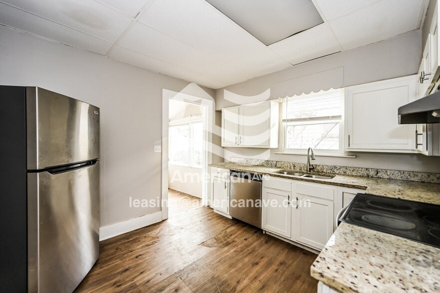 Building Photo - 321 S 43rd St