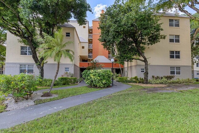 Building Photo - 8333 Lake Dr