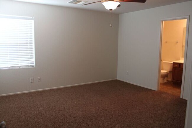 Building Photo - Beautiful 4 Bedroom in Lyons Gate!