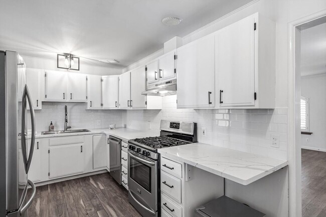 Building Photo - Updated 3 bedroom 2 bathroom single family home within walking distance to the Sonoma Town Square...