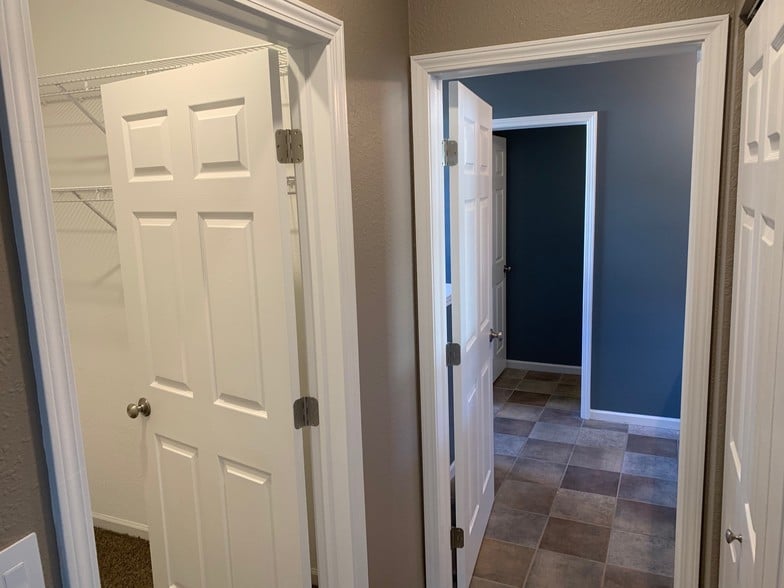 Walk-in Closet - 1483 Fox Pointe Cir