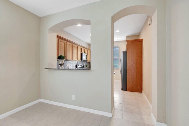 Building Photo - 3021 N Evergreen Cir