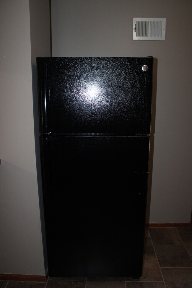 Building Photo - Move in Special - 3bed 2 bath in KCK off T...