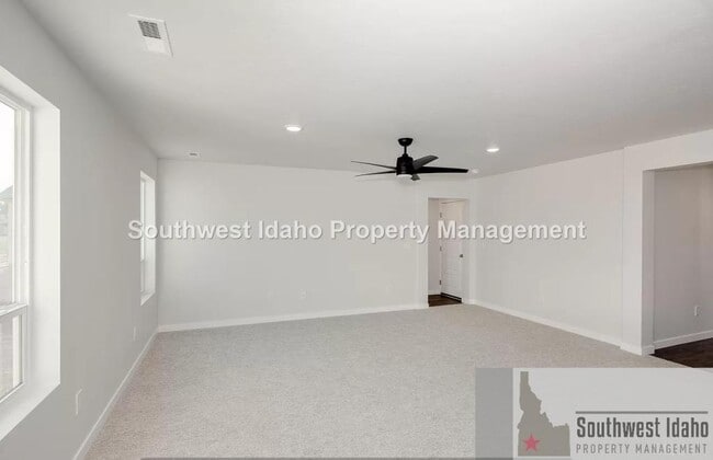 Building Photo - 8140 E Sunray Dr