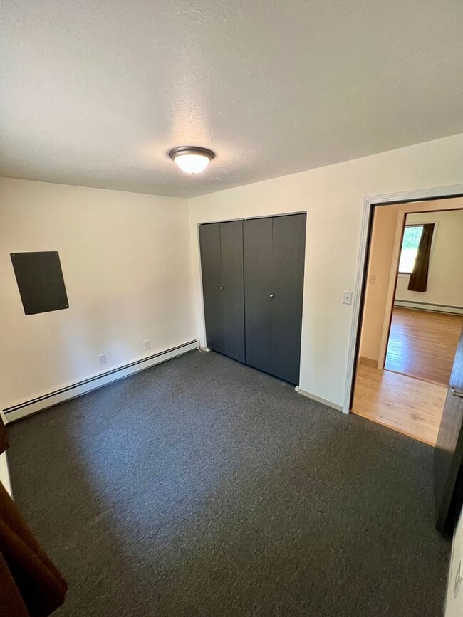 Building Photo - 3 Bedroom Home / 2-Car Garage / No Pets