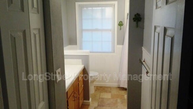 Building Photo - 2872 SE Linda St