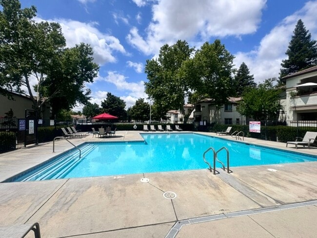 Building Photo - Very Nice 2 Bedroom and 2 Bathroom Apartment $2,200 + $175.00 WSG