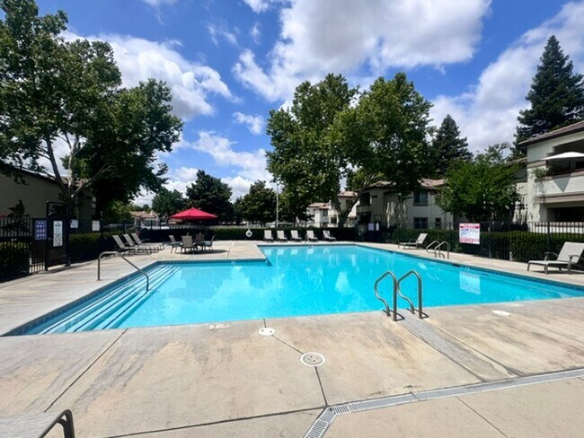 Building Photo - Very Nice 2 Bedroom and 2 Bathroom Apartment $2,425 + $125.00 WSG