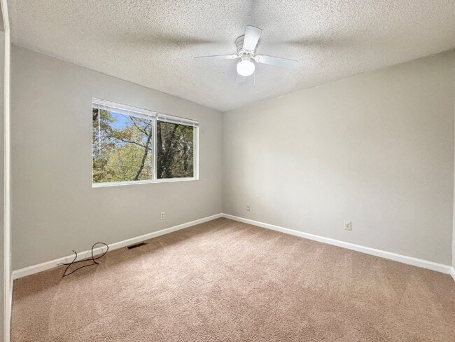 Building Photo - Duplex Available Immediately in North Hall