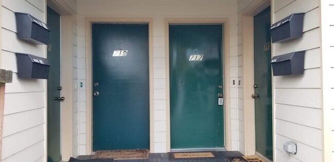 Building Photo - MOVE IN READY NOW! Desirable down town location. 1 bed, 1 bath. Includes water, sewer and garbage.