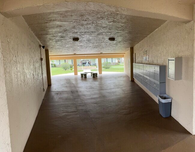 Building Photo - 700 Village Green Ct