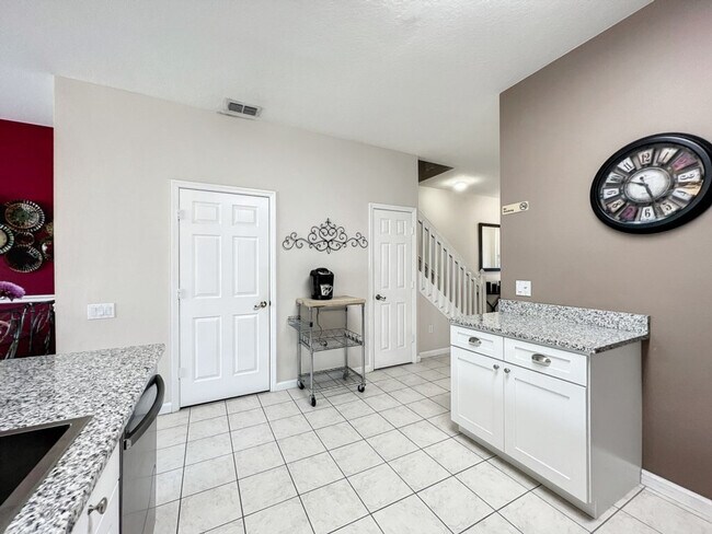 Building Photo - 2421 Silver Palm Dr