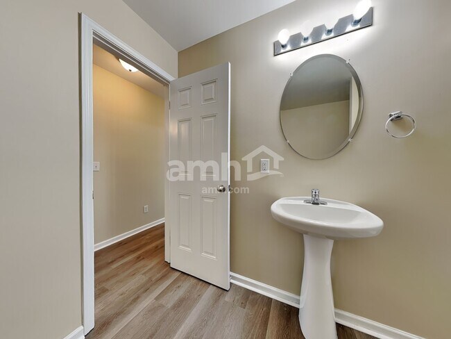 Building Photo - 516 Windsong Dr