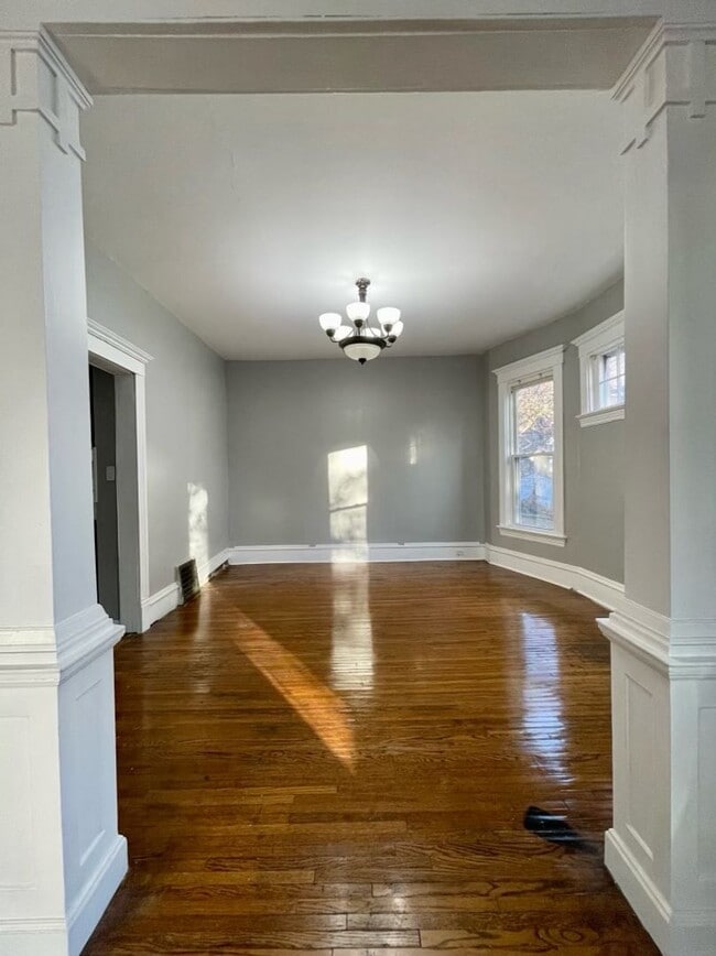 Building Photo - Captivating 3 Bedroom 1 Bathroom Single fa...