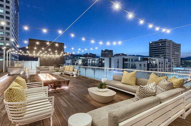 Building Photo - "Charming 1-Bedroom Oasis in Glendale – Sp...
