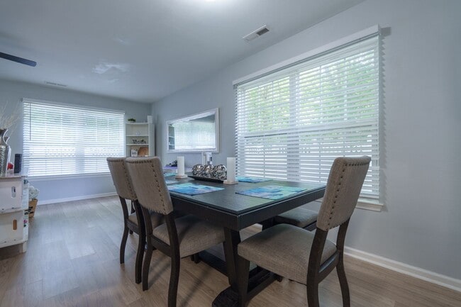 Building Photo - MOVE IN READY 3 Bedroom in the Heart of No...