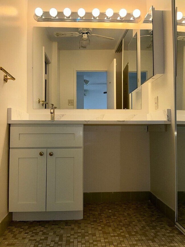Building Photo - Beautiful 1 BR 1 BA condo at The Forum