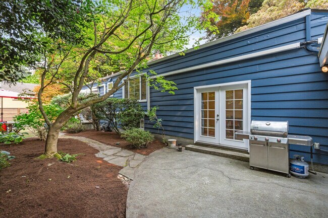 Building Photo - 3177 NE 84th St