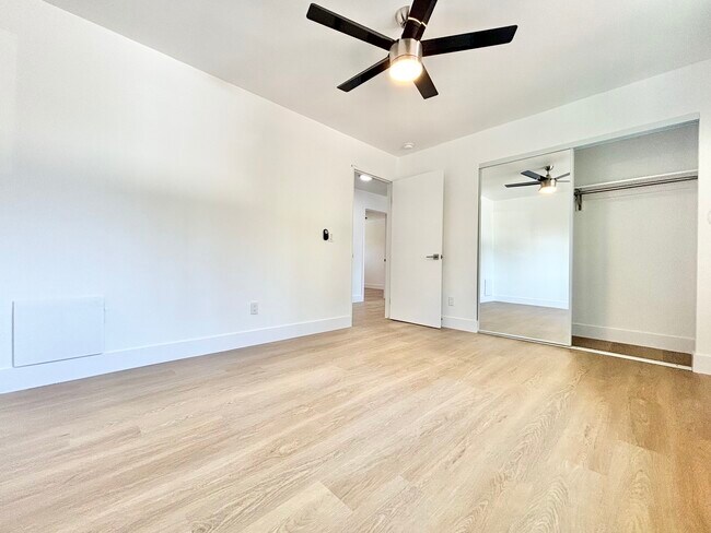 Building Photo - 327 S Ave 59