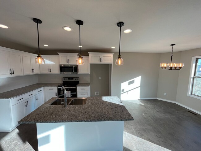 Building Photo - Beautiful one-year-old 3 bed, 2 bath, 3 ca...
