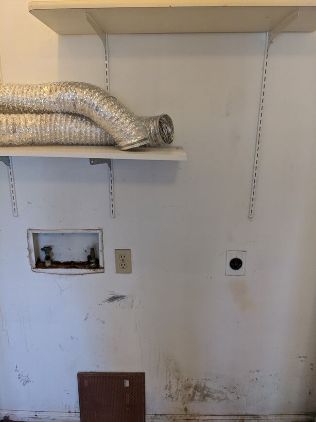 Building Photo - 1709 E Willow Ct