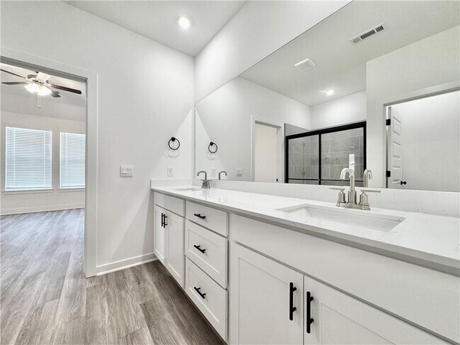 Building Photo - 569 W Canada Dr