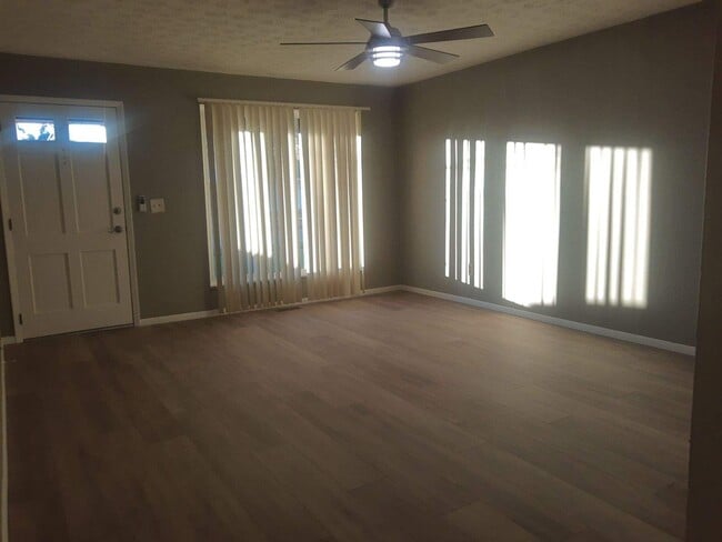 Building Photo - 140 Redbud Dr