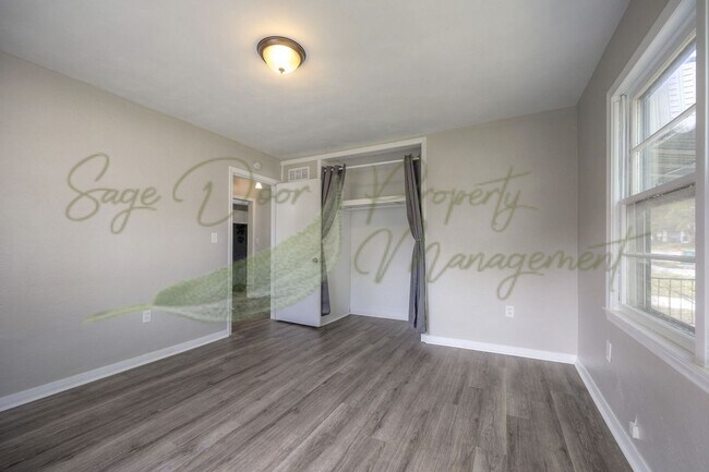 Building Photo - SMALL TOWN LIVING!!!