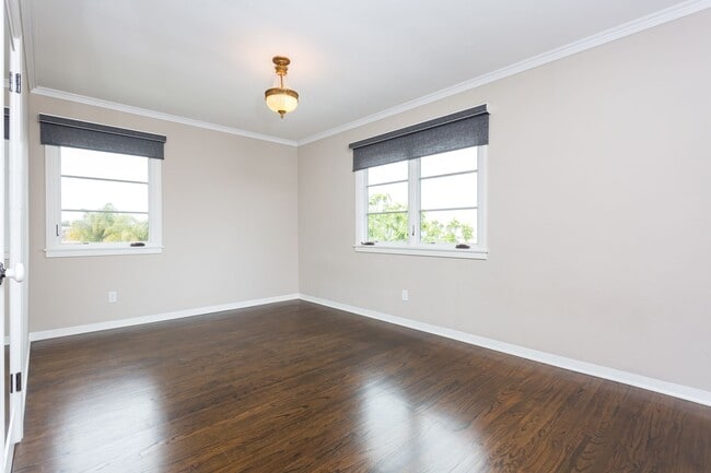 Building Photo - Loma Portal Craftsman with Views