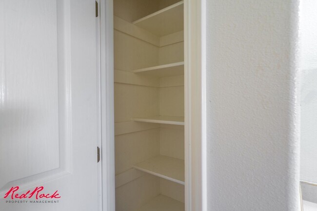 Building Photo - Pet Friendly! 3 Bedroom Single-Level Condo in St. George!
