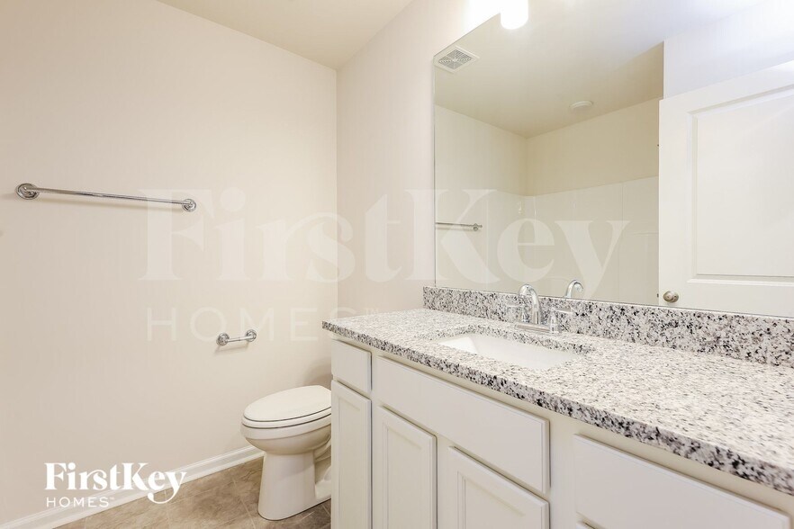 Building Photo - 427 Stonefence Dr