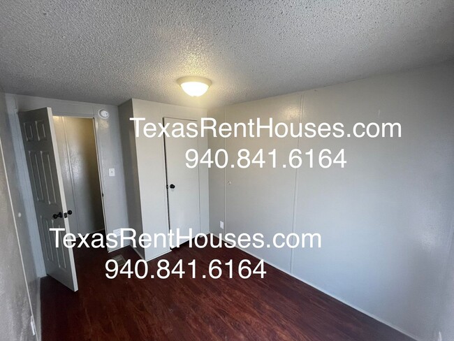 Building Photo - Newly Remodeled 3/2 Home Available NOW!