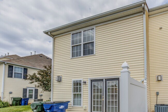 Building Photo - 3 Bedroom Townhouse in Wakefield with 1 Ca...