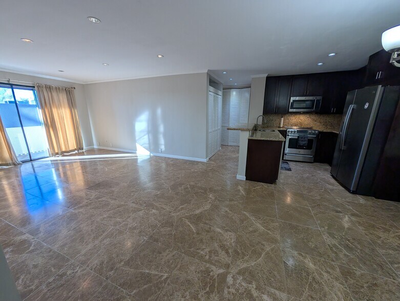 Building Photo - 1855 Diamond St