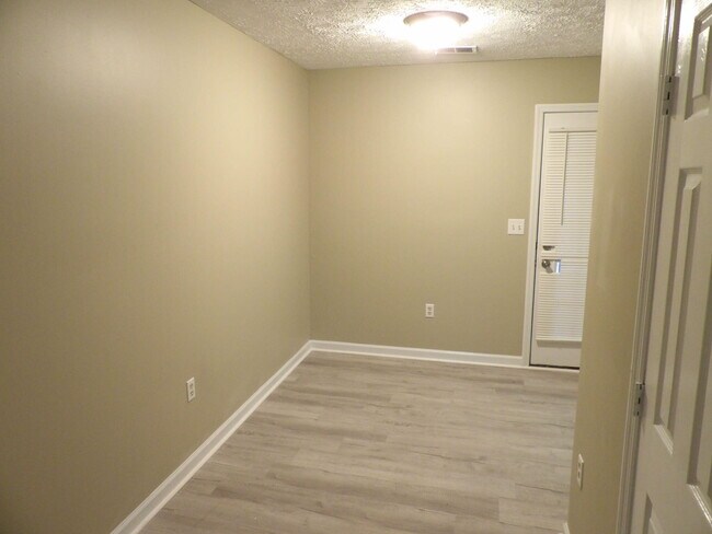 Building Photo - 244 Meadowview Dr